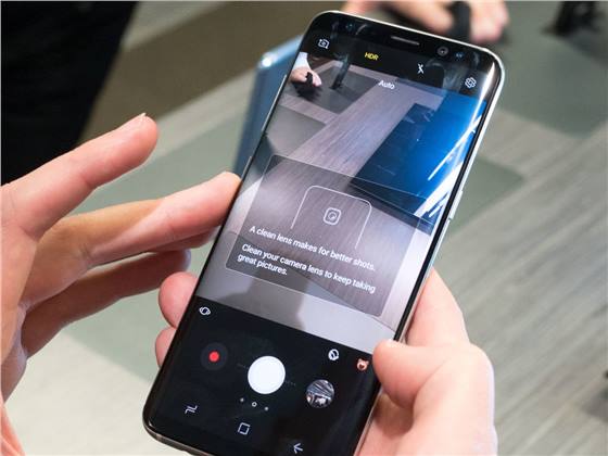 هاتف Galaxy S8 سيُذكرك بمسح عدسة الكاميرا