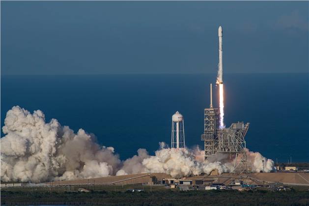 شركة SpaceX تصنع التاريخ باطلاقها صاروخ للفضاء مرتين