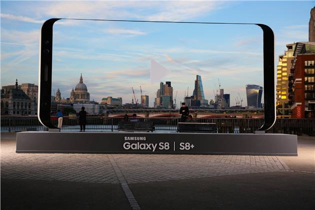 سامسونج تضع تماثيل دعائية ضخمة لهاتف Galaxy S8 في المملكة المتحدة