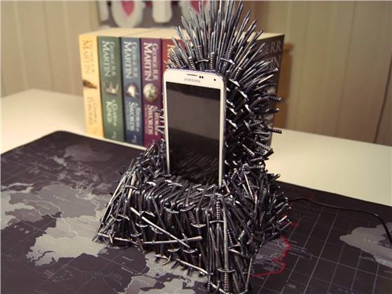 احد مهووسى Game of Thrones يصنع عرش كقاعدة لشحن هاتفه