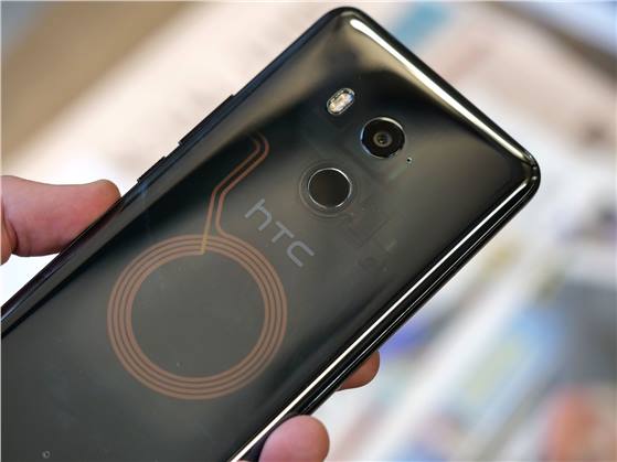 إتش تي سي تعلن رسمياً عن هاتف U11+ بجهة خلفية شفافة