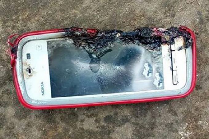 موت فتاة بسبب إنفجار أحد هواتف نوكيا من الطراز القديم أثناء المكالمة