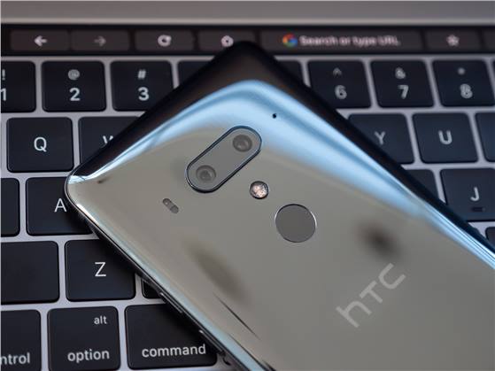 جوجل هي من قامت بتصنيع هاتف HTC U12+ !