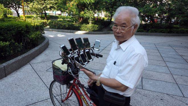 تايوانى يبلغ من العمر 70 عاما يستخدم 11 هاتف على دراجته للعب بوكيمون جو
