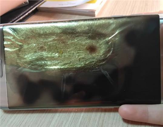 إشتعال النيران بهاتف Galaxy S7 Edge وسامسونج تبدله بـ Galaxy S9 ولكن بشرط غريب