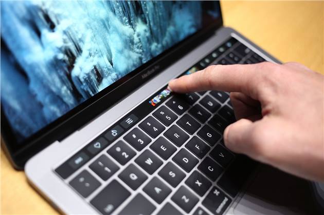 سامسونج هي المصنعة لشريط Touch Bar في حاسب آبل المحمول MacBook Pro