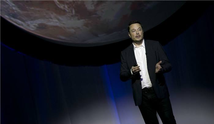 Elon Musk يخطط لارسال السائحين للدوران حول القمر