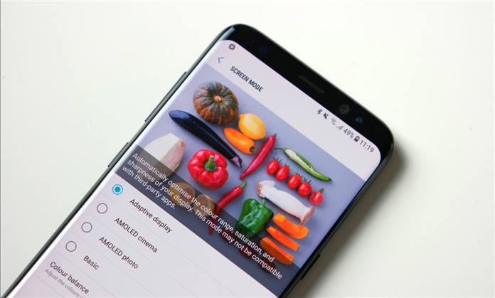 سامسونج تطلق تحديث لحل مشكلة الشاشة المحمرة في هاتف Galaxy S8