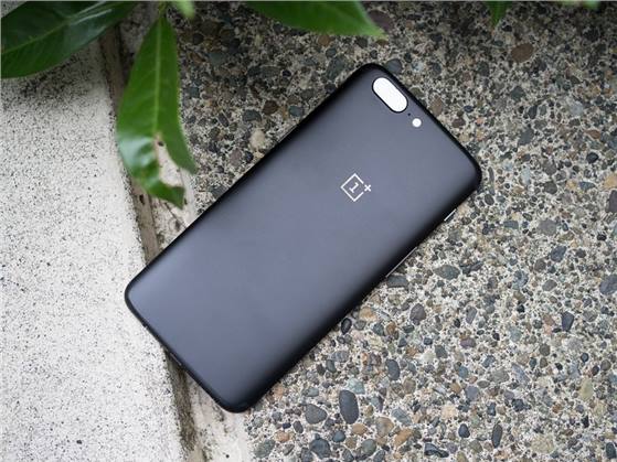 ون بلس تعلن عن هاتف OnePlus 5 بكاميرتين في الخلف ورامات 8 جيجا بايت