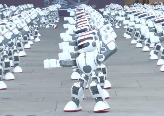 جيش من الروبوتات يكسر الرقم القياسى ويقدم حفلة رقص رائعة