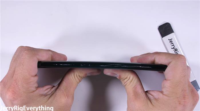 شاهد هاتف Galaxy Note 8 يتعرض لإختبارات الخدش والحرق والإنحناء