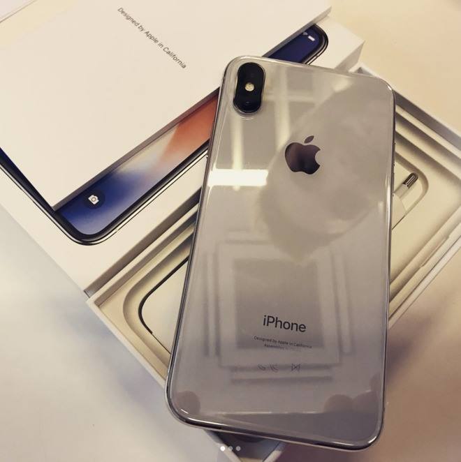 صور وفيديو لفتح علبة iphone x قبل إطلاقه بأيام