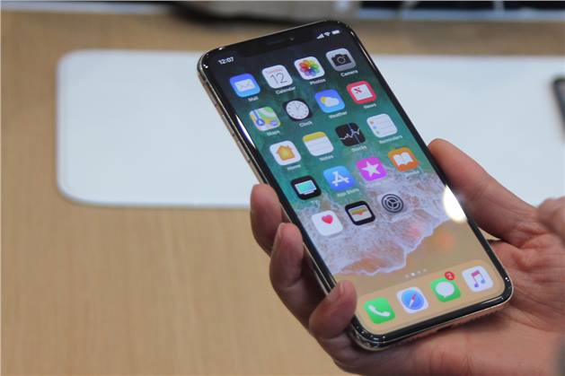 شخص يعرض iphone X بسعر خيالى على eBay بشرط تسليمه لك شخصيا