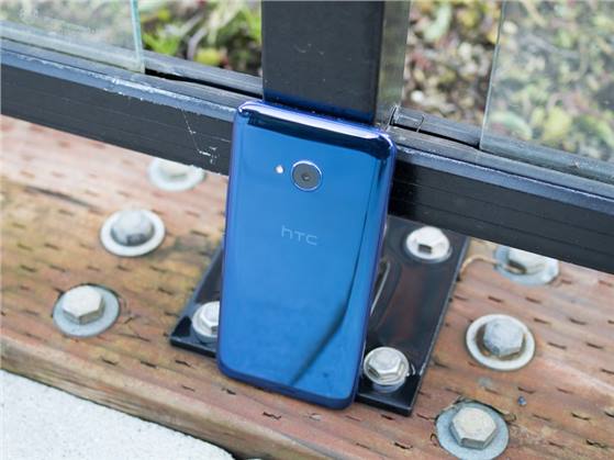 إتش تي سي تعلن رسمياً عن هاتف U11 Life بنسختين مختلفتين