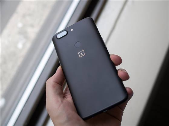 هاتف OnePlus 6 قد يأتي بقارئ للبصمة مدمج مع الشاشة