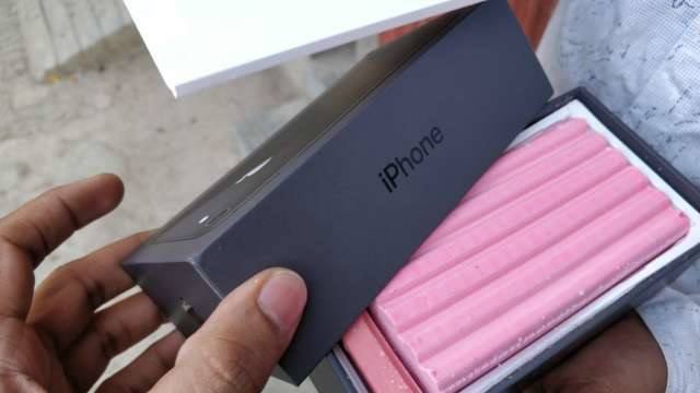 رجل يشترى iphone 8 أونلاين وبدلا منه وجد قطعتين صابون