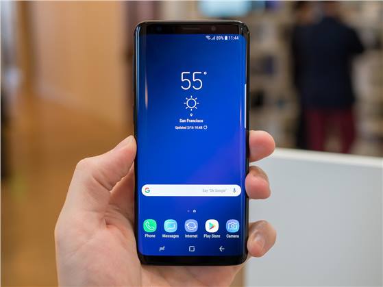 بعض مستخدمي هواتف Galaxy S9 و S9+ يعانوا من مشكلة Black Crush في شاشة الهاتفين