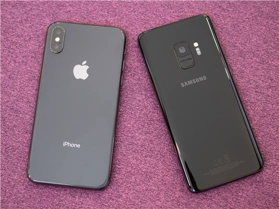 سامسونج تسخر من iPhone X في إعلان جديد