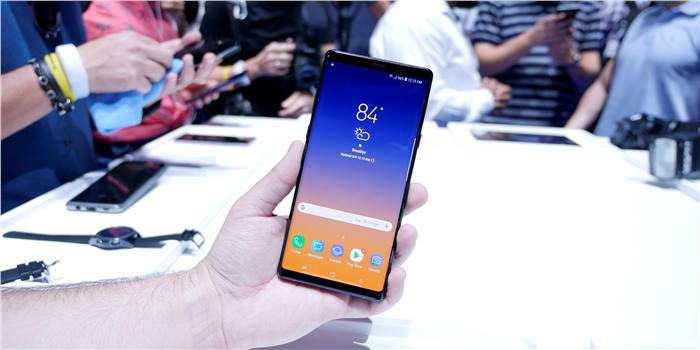 عدد من مستخدمي هاتف Galaxy Note 9 يعانوا من مشكلة تسرب الضوء في الشاشة