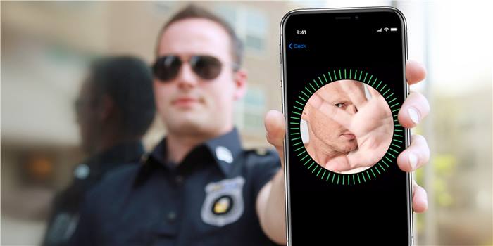 ضابط يجبر مشتبه به على فتح هاتفه iphone X بتقنية Face ID