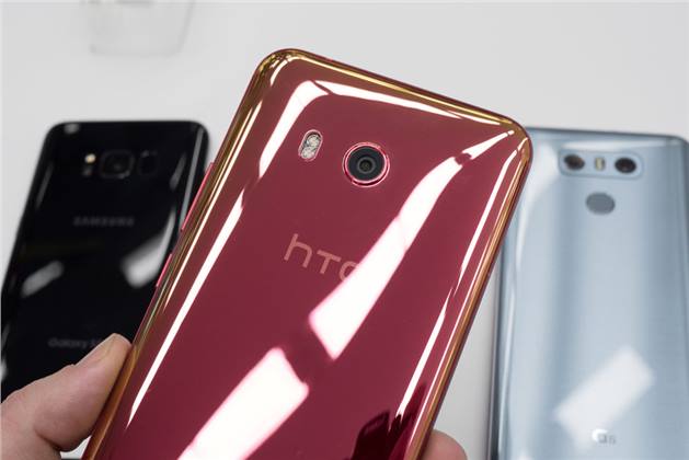 شركة HTC تحظى بأكبر إنخفاض إيرادات على الإطلاق بنسبة 80 % عن العام الماضى