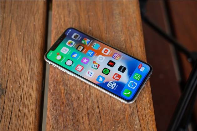 بعد عام كامل آبل تعترف بوجود مشكلة في شاشة هاتف iPhone X وتعد بحلها مجاناً