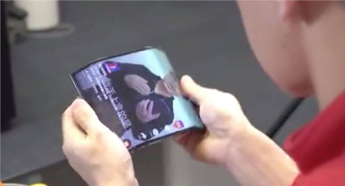 هاتف شاومى القابل للطى يظهر فى فيديو قبل إعلان سامسونج عن هاتفها بأيام قليلة
