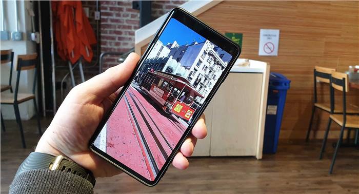 تستطيع إخفاء ثقب الكاميرا في هواتف سامسونج Galaxy S10 مثل إخفاء النوتش