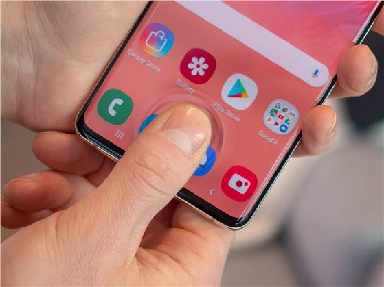 شاهد الطريقة الأمثل للتعامل مع قارئ البصمة المدمج في الشاشة في هواتف Galaxy S10