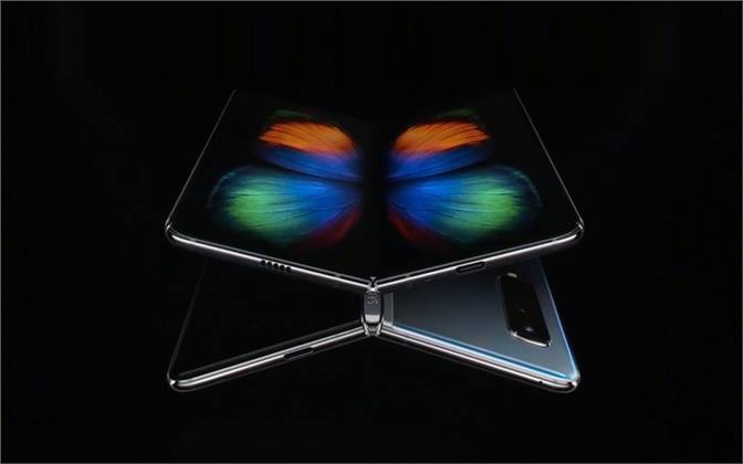 سامسونج ترد على هواوى : تصميم Galaxy Fold أفضل من تصميم Mate X