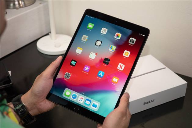 طفل ذو 3 سنوات قام بإغلاق الـ iPad الخاص بوالده لمدة 48 عاما