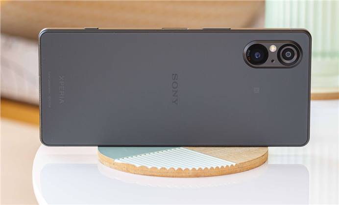 سوني تكشف عن هاتف Xperia 5 V بمعالج Snapdragon 8 Gen 2 وسعر 1000 يورو