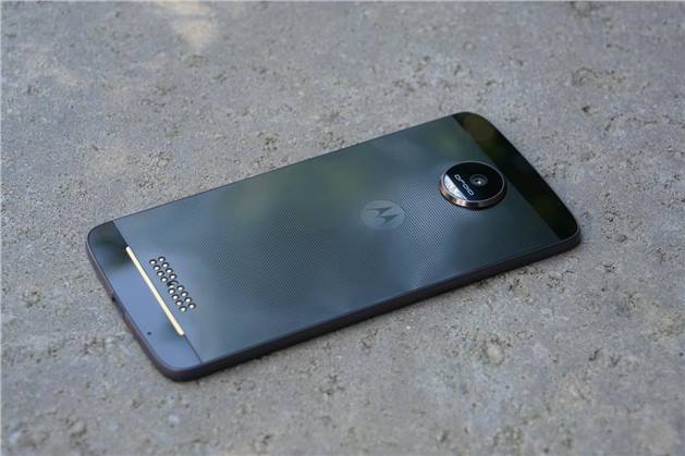 موتورولا تعلن عن بدأ إرسال تحديث أندرويد نوجا لهاتفي Moto Z و Moto Z Force