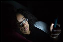 دراسة طبية تحذر من الإفراط فى إستخدام الهواتف الذكية