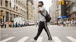 أول مدينة بالعالم تقوم بحظر استخدام الهواتف الذكية اثناء عبور الطريق