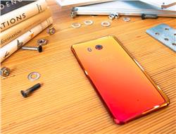 إتش تي سي تطرح هاتفها الرائد HTC U11 باللون الأحمر