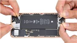 بطارية هاتف iPhone 8 أصغر من بطارية هاتف iPhone 7