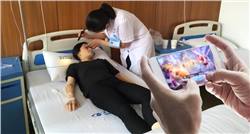 فتاة أصيبت بالعمى بعد الإستخدام المفرط لهاتفها الذكى فى اللعب