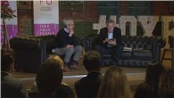 هاتف iPhone X يسقط من جيب تيم كوك أثناء أحد اللقاءات