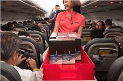 ﻿مضيفات تفاجئ ركاب طائرة بتوزيع Galaxy Note 8 عليهم بدلا من المشروبات