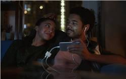 سامسونج تسخر من الايفون فى إعلان Galaxy Note 8 الجديد