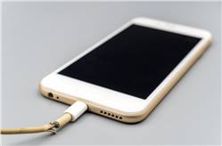 وفاة فتاة أثناء نومها بسبب كابل شاحن هاتفها