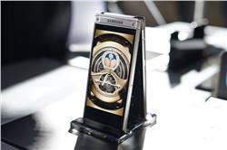 سامسونج تعلن عن هاتف قابل للفتح W2018 بسعر 2400 دولار