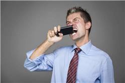 رجل عض بطارية iphone مما أدى إلى إنفجارها