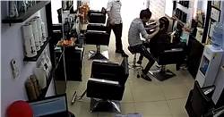 إنفجار هاتف iphone فى صالون حلاقة بجوار بعض الزبائن