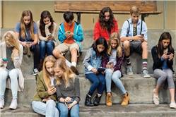 47 % من الأباء والأمهات يعتقدون بأن أبنائهم مدمنون على الهواتف الذكية