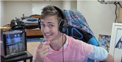 شاب أمريكى يربح نصف مليون دولار شهريا وهو فى غرفة نومه