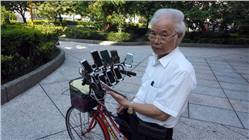 تايوانى يبلغ من العمر 70 عاما يستخدم 11 هاتف على دراجته للعب بوكيمون جو