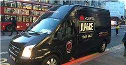 هواوي تسخر من آبل أمام متاجرها في سنغافورة ولندن