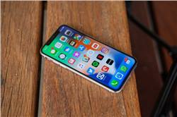 بعد عام كامل آبل تعترف بوجود مشكلة في شاشة هاتف iPhone X وتعد بحلها مجاناً